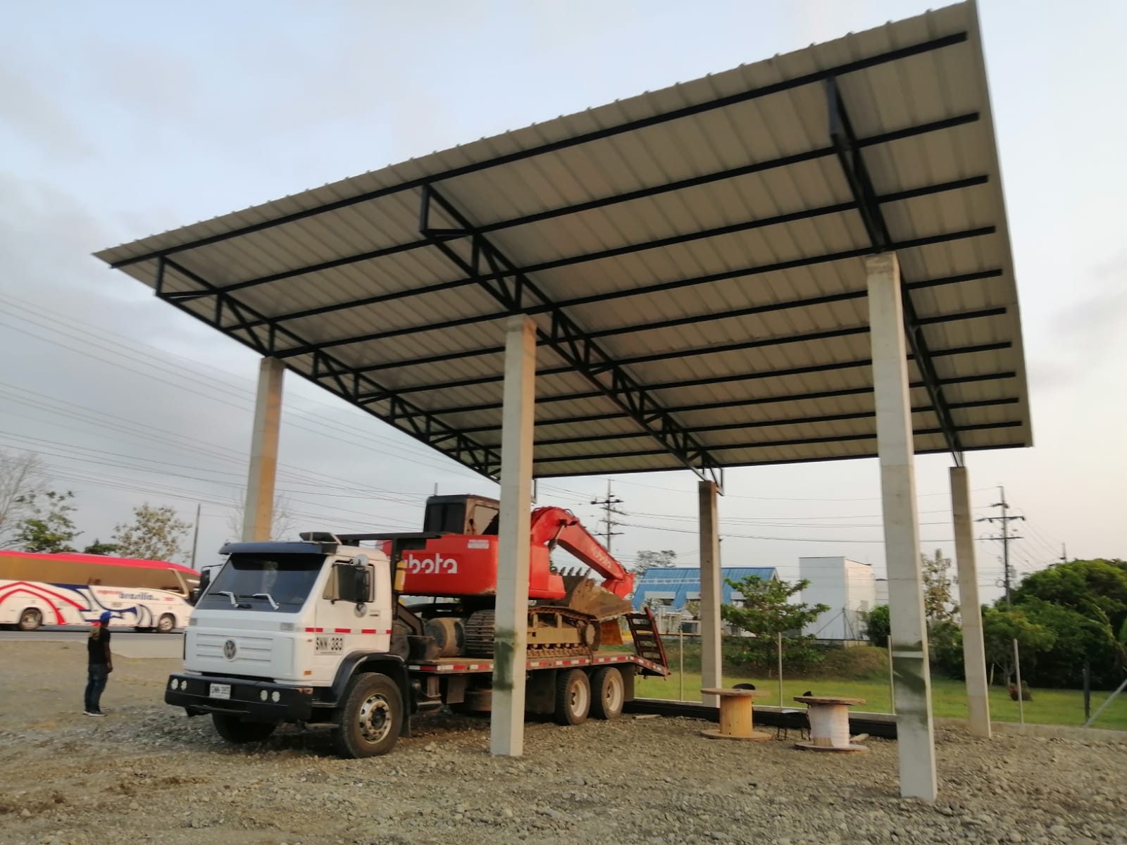 Transporte y maquinaria para ejecución de obra
