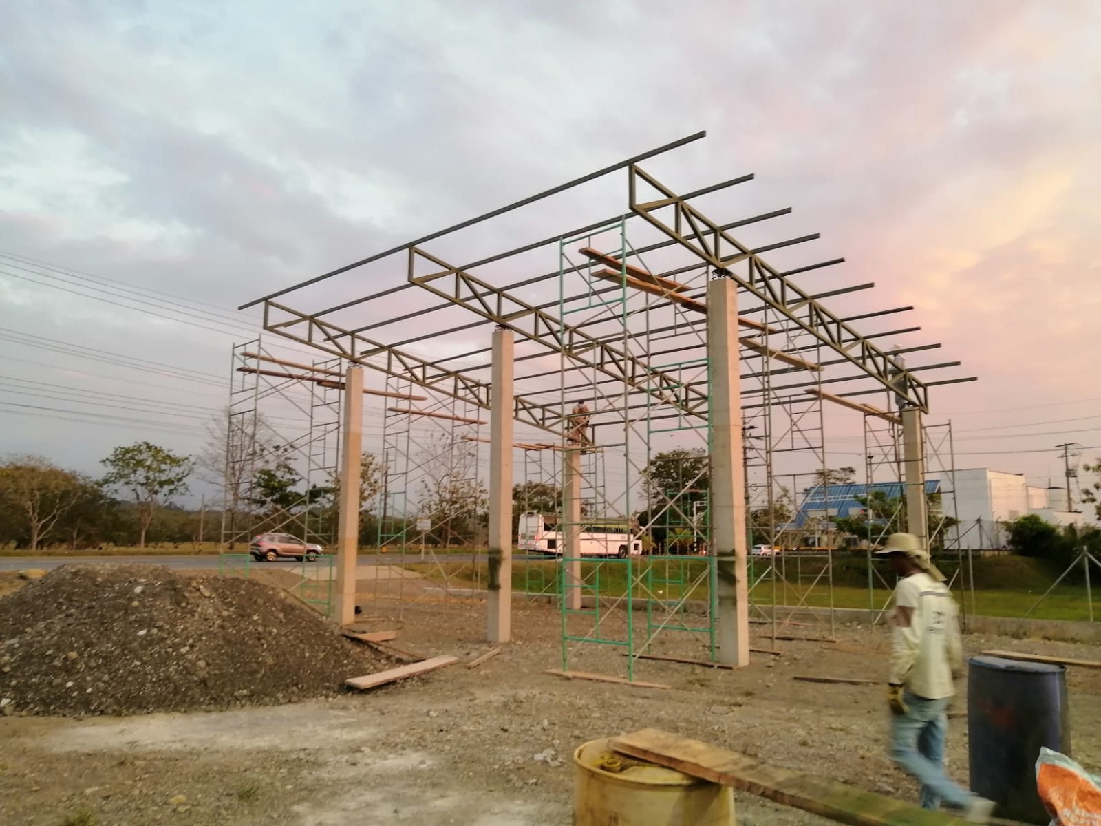 Montaje de estructura metálica en proyecto de infraestructura