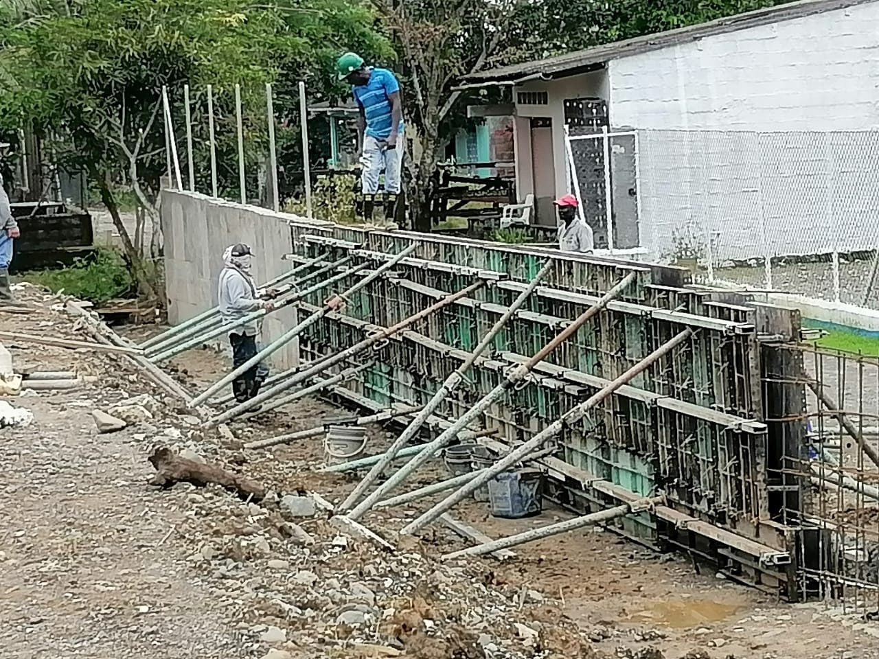 Instalación de formaleta en proceso constructivo